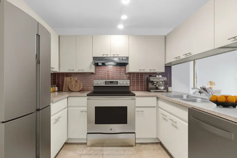 107 933 W 8TH AVENUE - photo 3 of 25