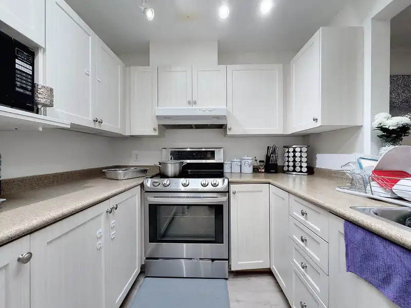 312 9765 140 STREET - photo 3 of 19