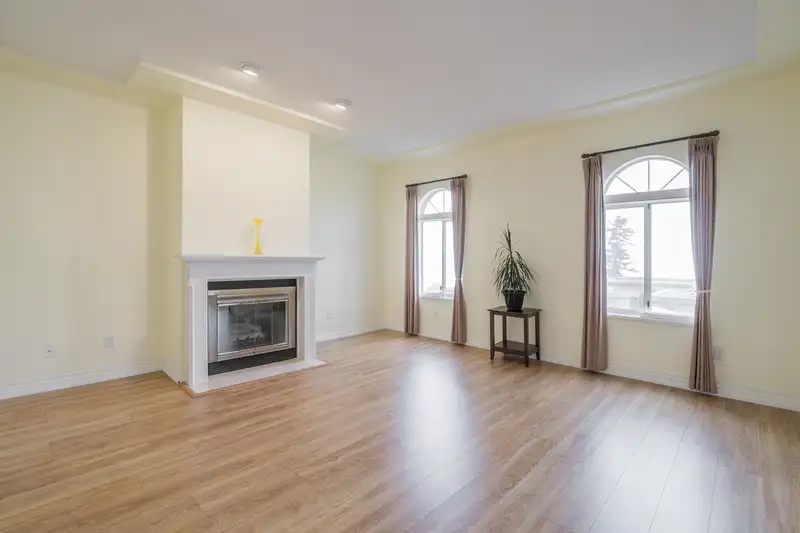 301 15130 PROSPECT AVENUE - photo 2 of 26