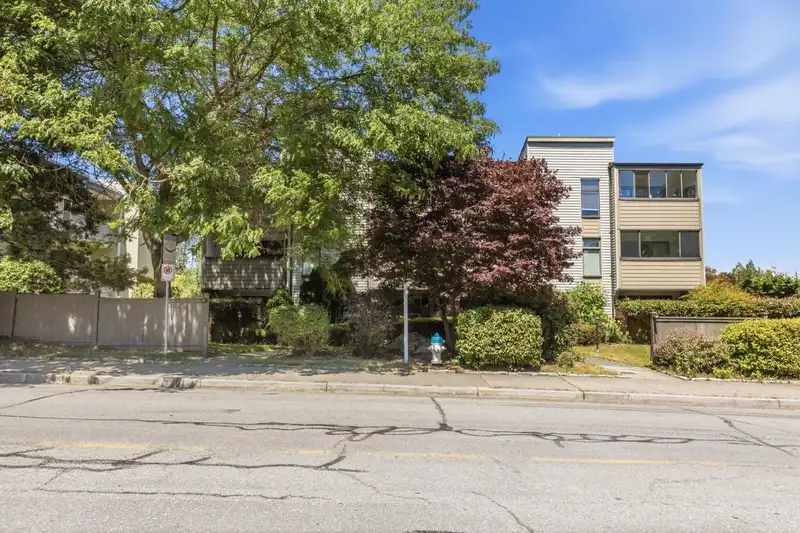 202 5553 16 AVENUE - photo 1 of 28