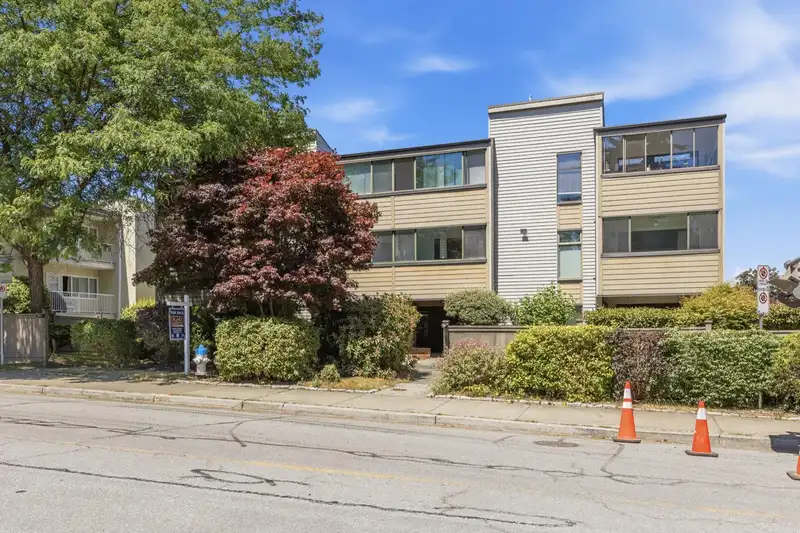 202 5553 16 AVENUE - photo 2 of 28