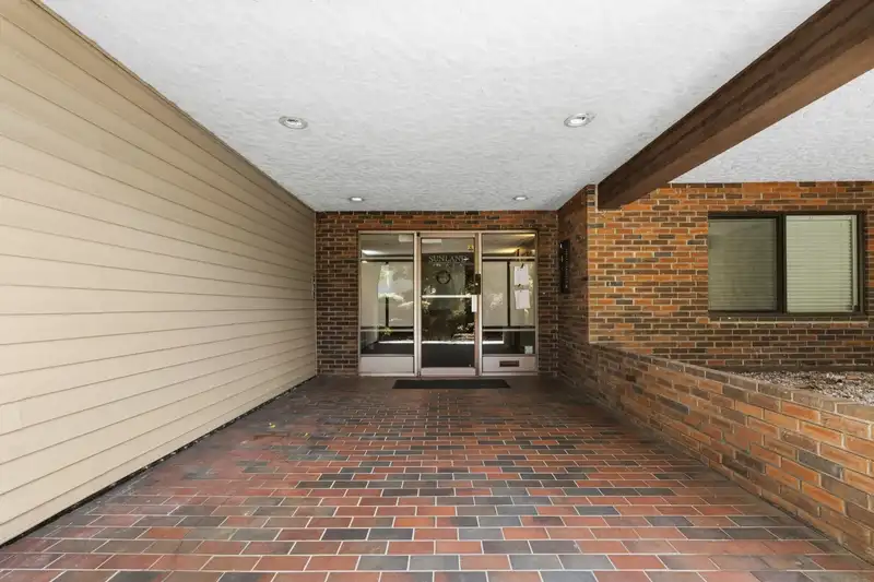 202 5553 16 AVENUE - photo 4 of 28