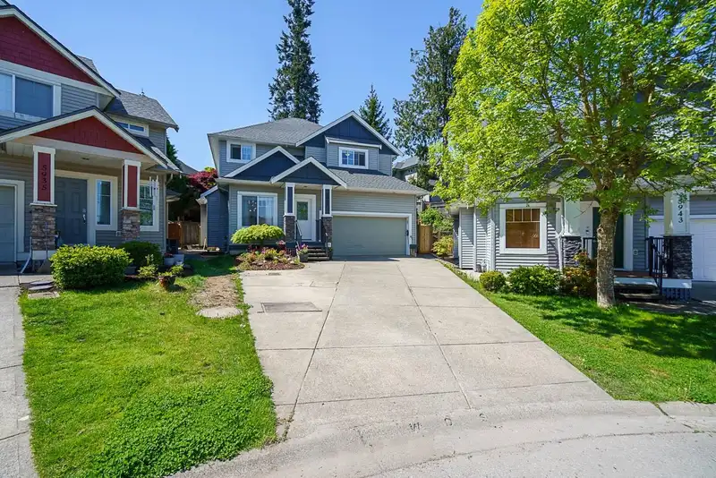 5939 165A STREET - photo 2 of 39