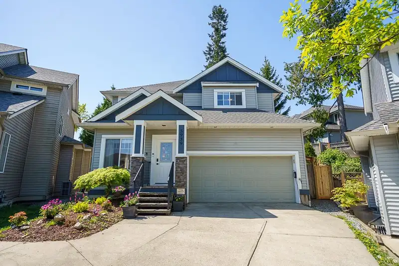 5939 165A STREET - photo 3 of 39