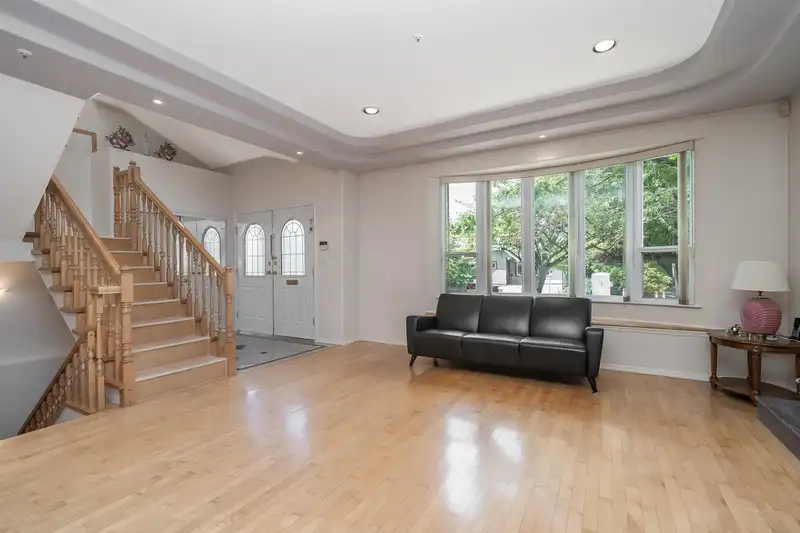 2304 GARDEN DRIVE - photo 2 of 40