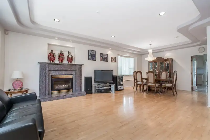 2304 GARDEN DRIVE - photo 4 of 40