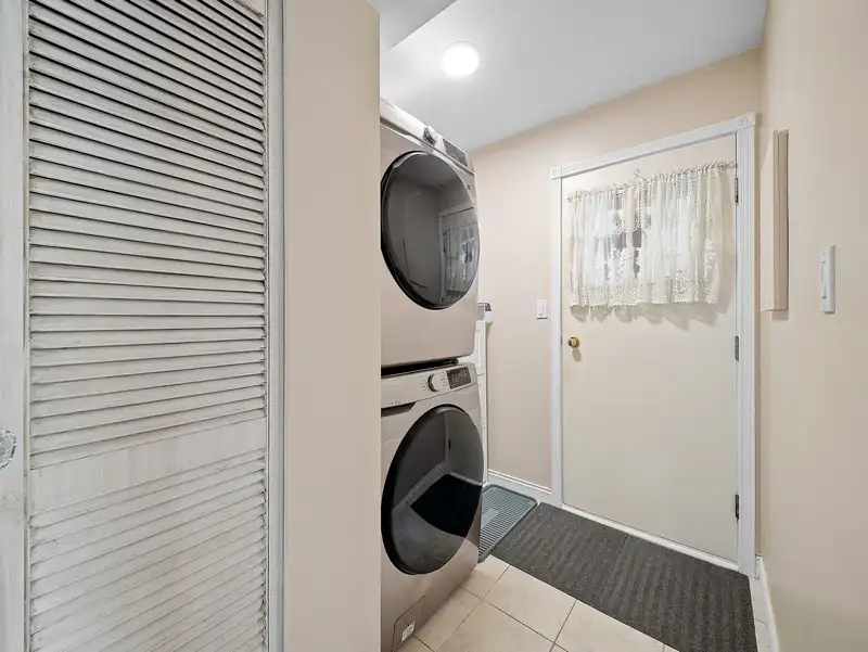 17213 59A AVENUE - photo 4 of 40