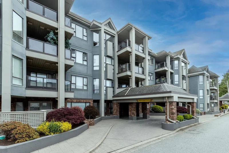 201 15241 18 AVENUE - photo 2 of 25