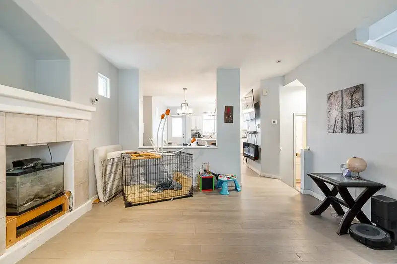 18533 67A AVENUE - photo 4 of 40