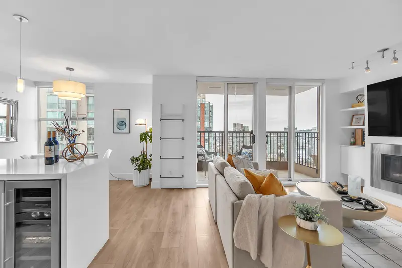 2504 969 RICHARDS STREET - photo 2 of 25