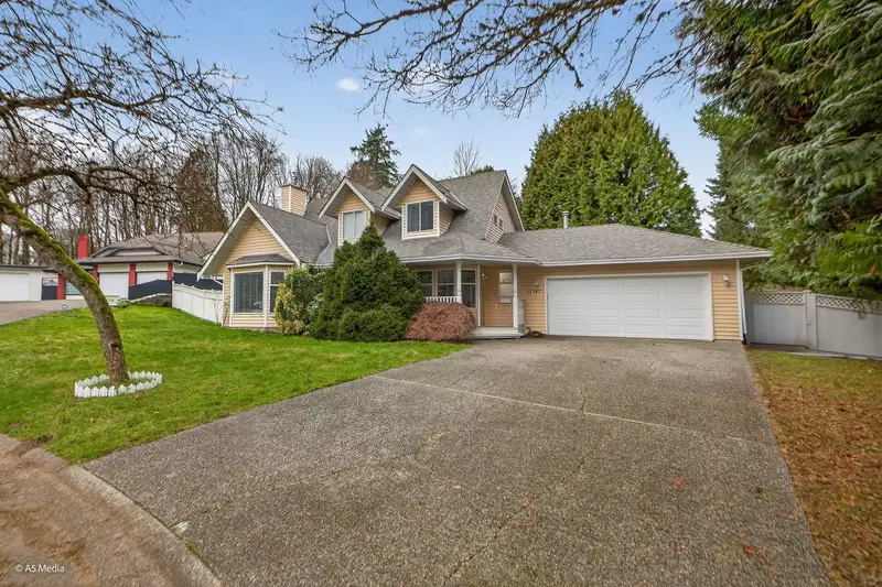 13747 63A AVENUE - photo 2 of 25