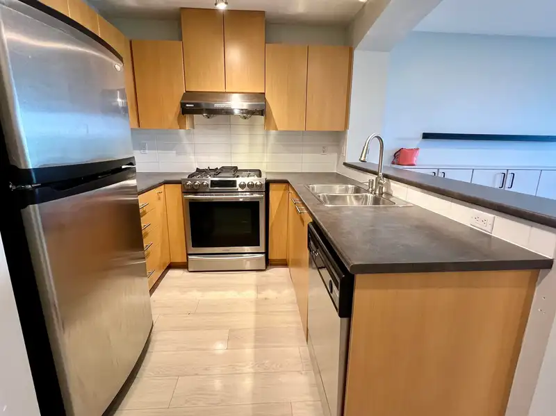 311 9329 UNIVERSITY CRESCENT - photo 3 of 30