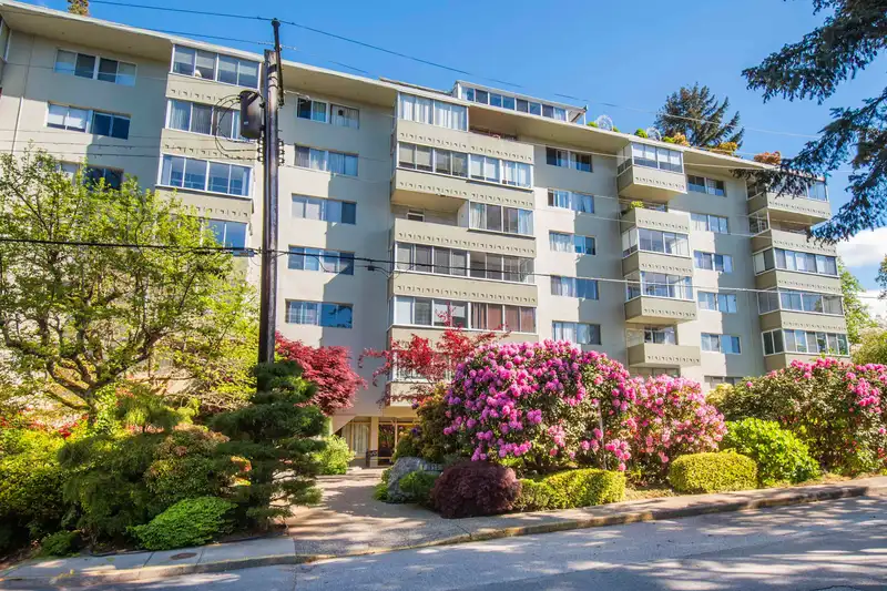 603 1425 ESQUIMALT AVENUE - photo 1 of 34