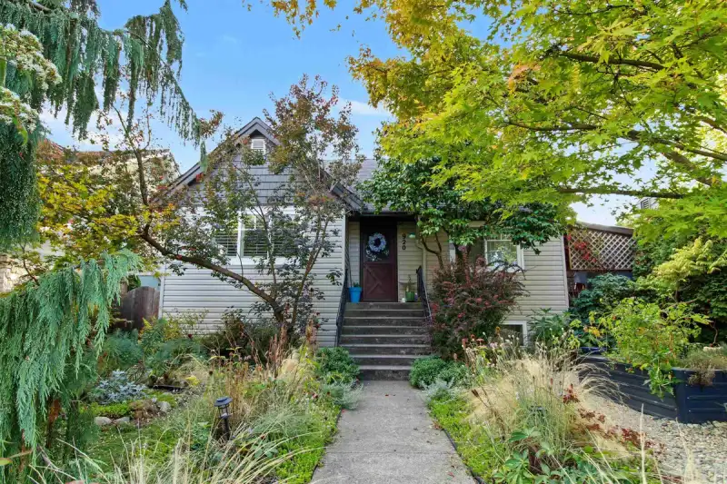 920 CHILLIWACK STREET - photo 1 of 40