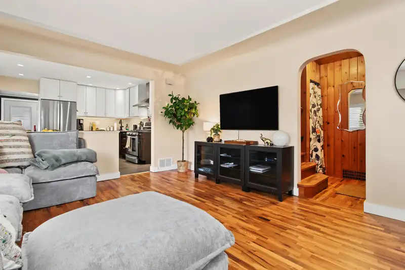920 CHILLIWACK STREET - photo 3 of 40