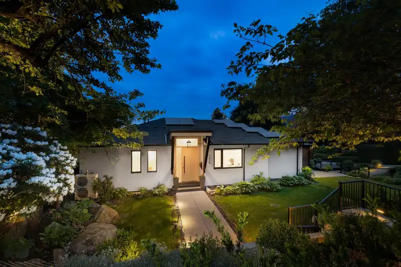 255 SANDRINGHAM CRESCENT - photo 3 of 40