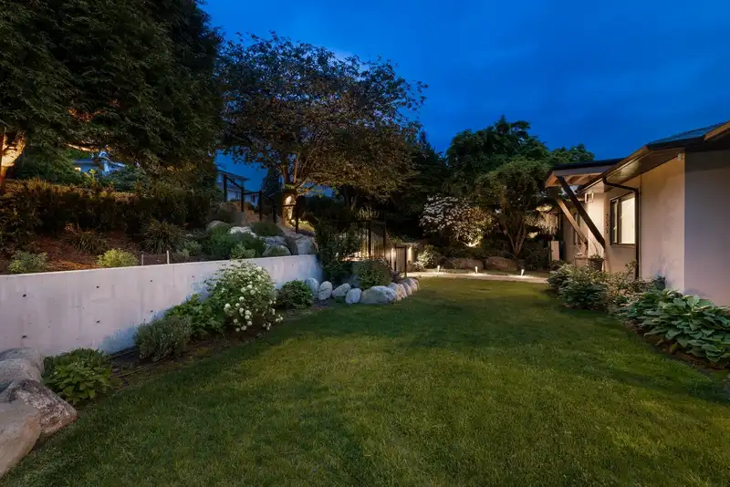 255 SANDRINGHAM CRESCENT - photo 4 of 40