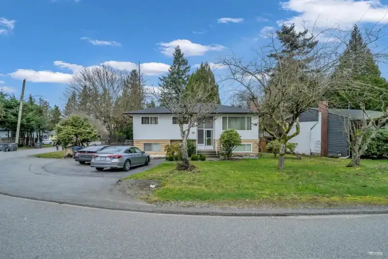 12521 GROVE CRESCENT - photo 1 of 23