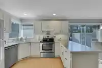 111 15988 83 AVENUE - thumbnail 11