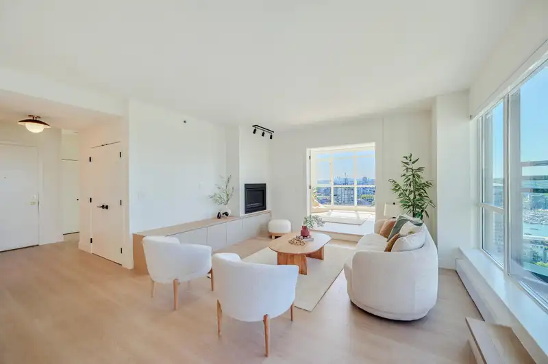 2402 289 DRAKE STREET - photo 2 of 38