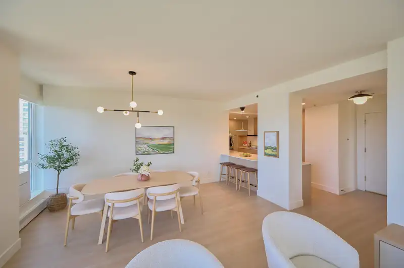 2402 289 DRAKE STREET - photo 3 of 38