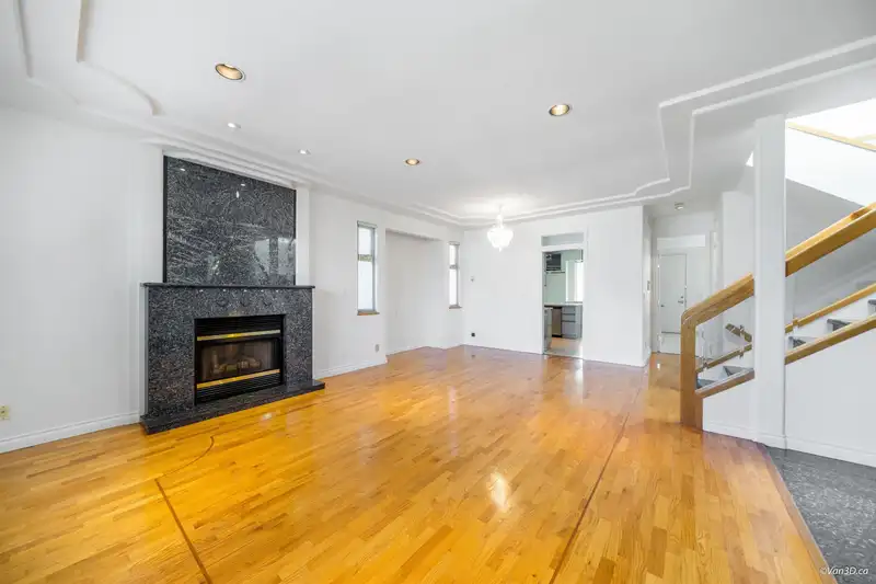 4486 TRIUMPH STREET - photo 4 of 40