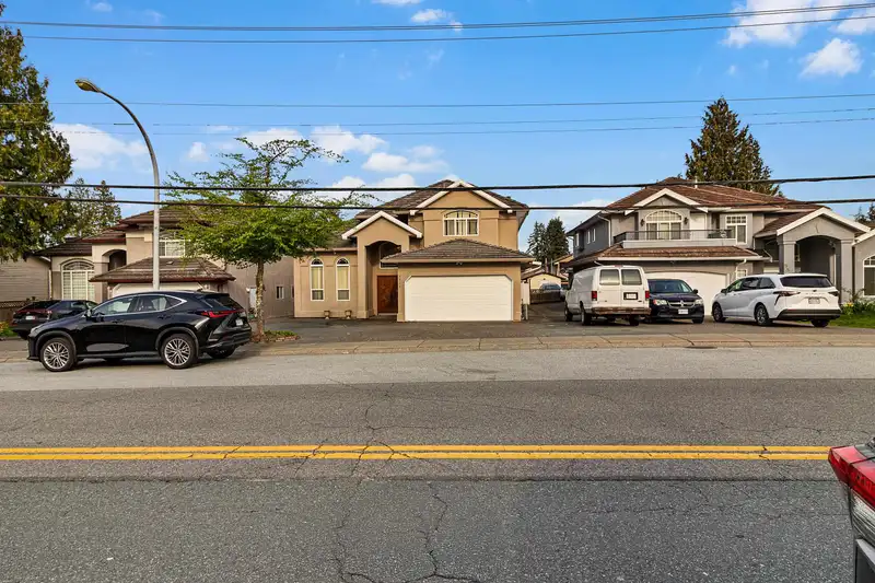 9526 124 STREET - photo 4 of 40