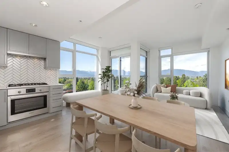 807 2435 KINGSWAY - photo 1 of 40