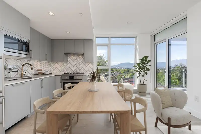 807 2435 KINGSWAY - photo 3 of 40