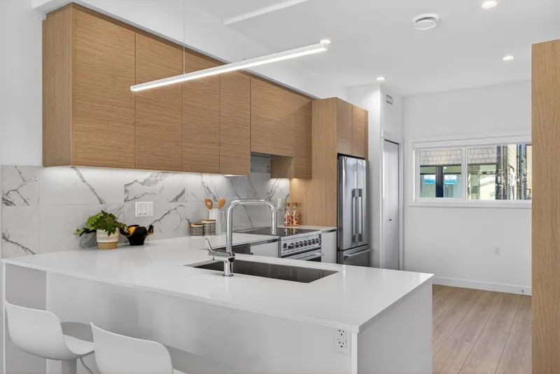 48 4337 BOUNDARY ROAD - photo 4 of 9