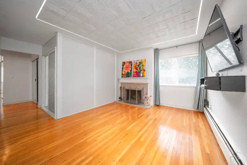 750 WESTVIEW CRESCENT - photo 3 of 14