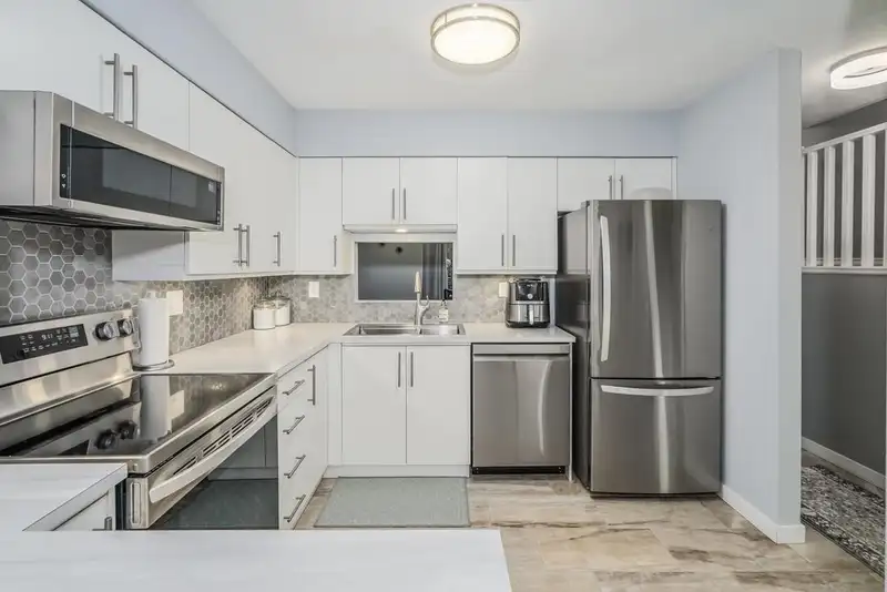 117 16275 15 AVENUE - photo 2 of 21
