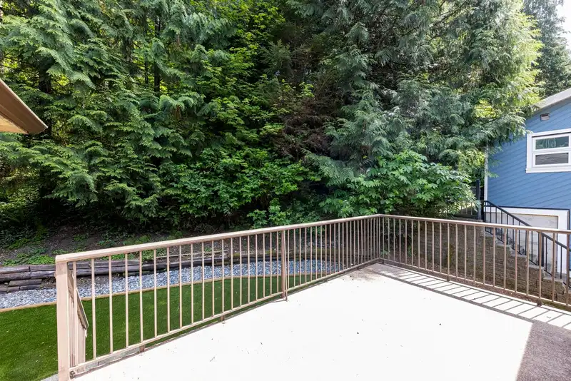 1184 RIVERSIDE DRIVE - photo 4 of 40