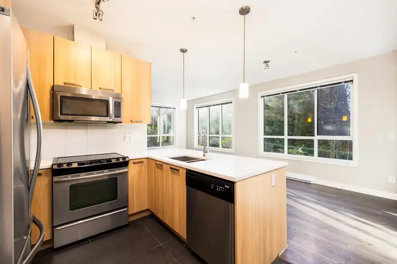 210 15388 105 AVENUE - photo 4 of 27