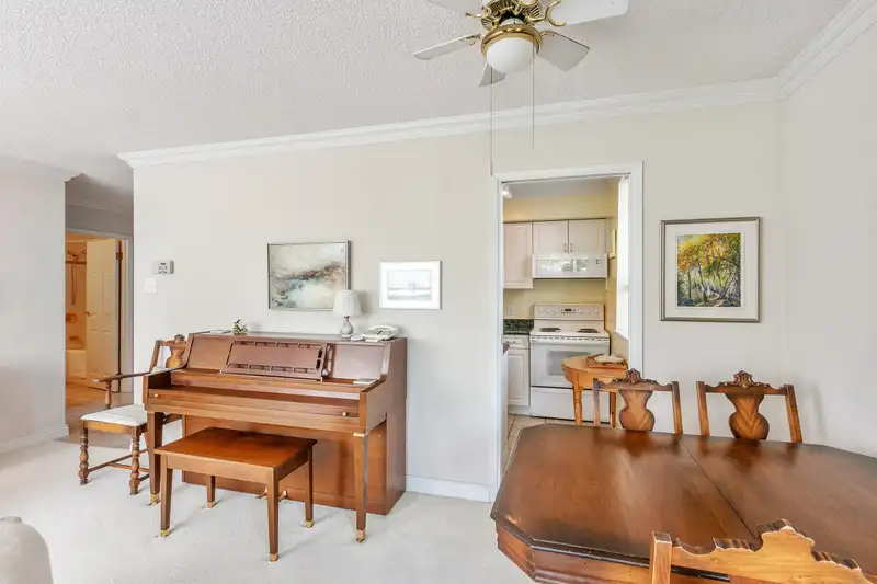302 1737 DUCHESS AVENUE - photo 3 of 19