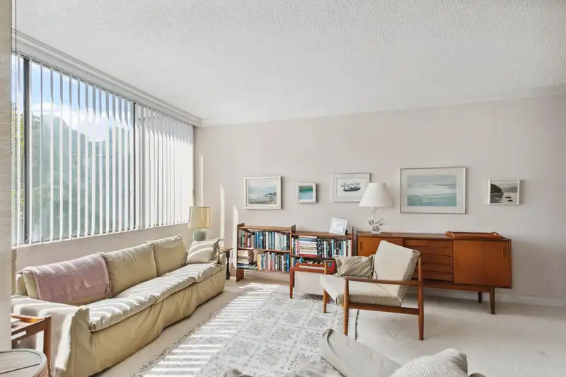 302 1737 DUCHESS AVENUE - photo 4 of 19
