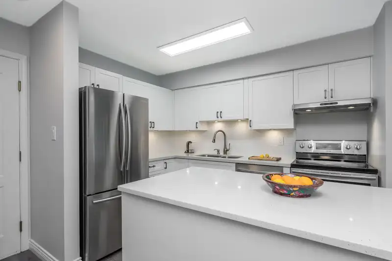 212 15991 THRIFT AVENUE - photo 2 of 25