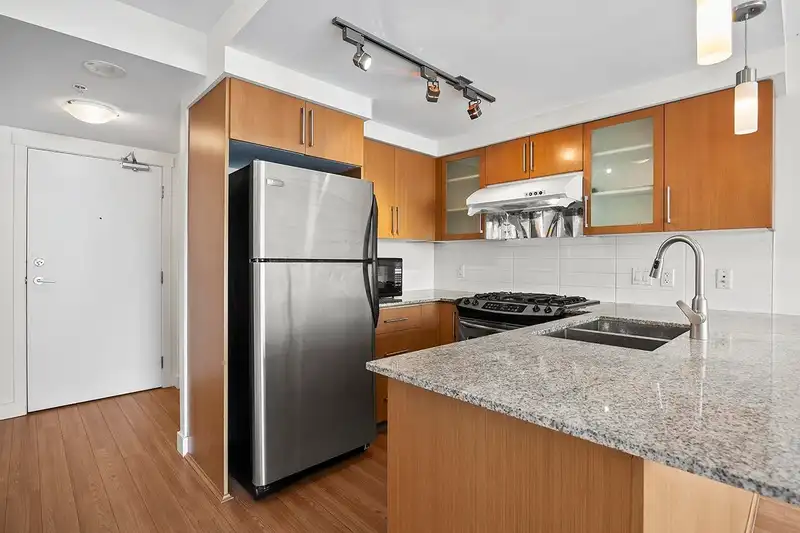 507 8068 WESTMINSTER HIGHWAY - photo 2 of 32