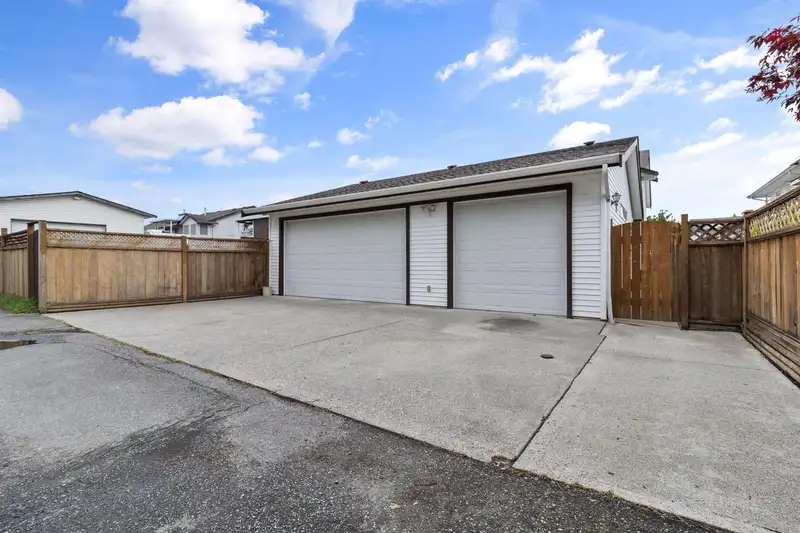 34660 6TH AVENUE - photo 3 of 40