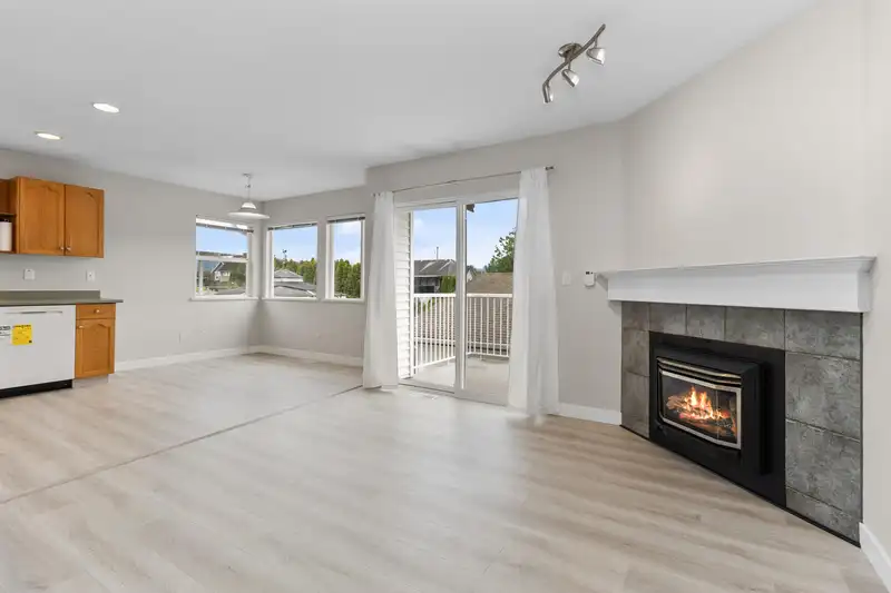 34660 6TH AVENUE - photo 4 of 40