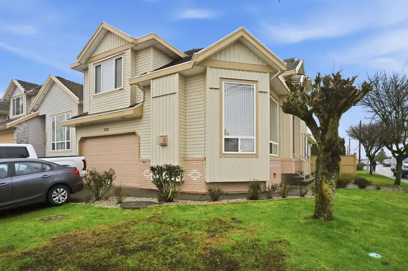 6593 125A STREET - photo 2 of 31