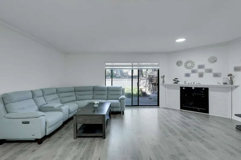 252 9452 PRINCE CHARLES BOULEVARD - photo 2 of 22