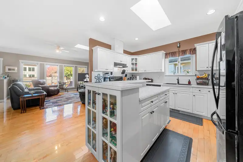 21055 85A AVENUE - photo 3 of 39