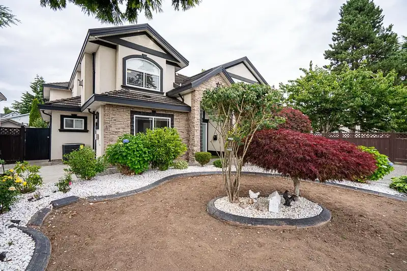 12623 90A AVENUE - photo 3 of 35