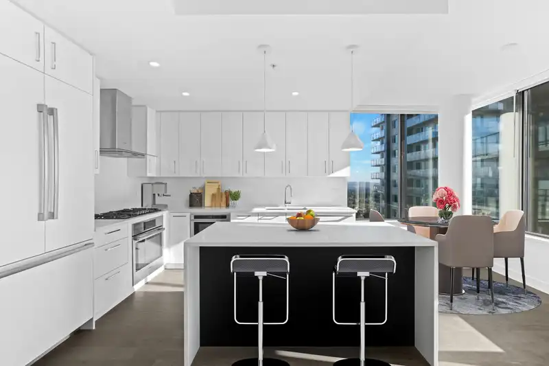 1404 1588 JOHNSTON ROAD - photo 3 of 17