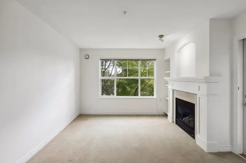 216 960 LYNN VALLEY ROAD - photo 3 of 40