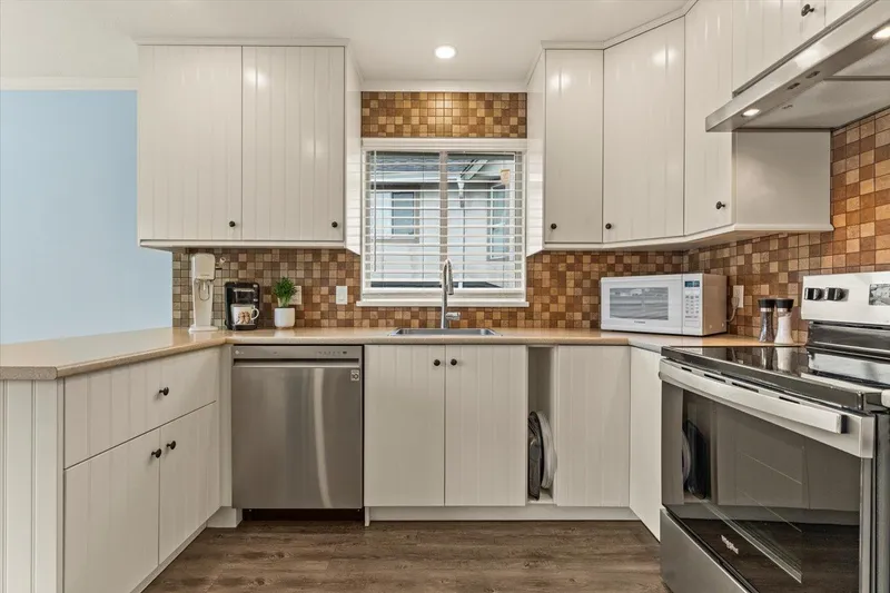 24 3380 GLADWIN ROAD - photo 3 of 25