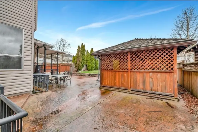 15039 69 AVENUE - photo 2 of 6