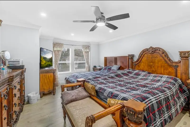 15039 69 AVENUE - photo 3 of 6