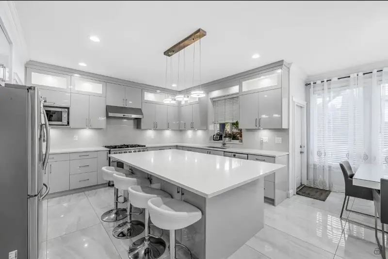 15039 69 AVENUE - photo 4 of 6